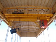 Insulated overhead crane and explosion-proof overhe