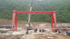 Mobile gantry crane main beam installation