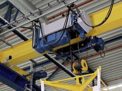 The manner when electric overhead crane lift danger